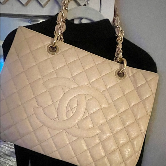 CHANEL Caviar GST (Beige) - Picture 3 of 17
